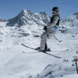 Tenue ski femme : comment bien s&rsquo;équiper pour la montagne